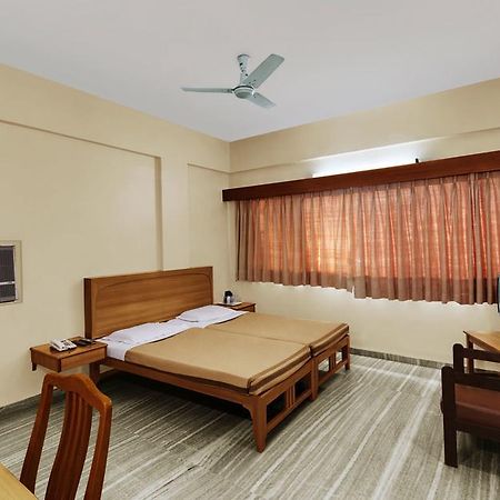 Hotel Meru プネ エクステリア 写真